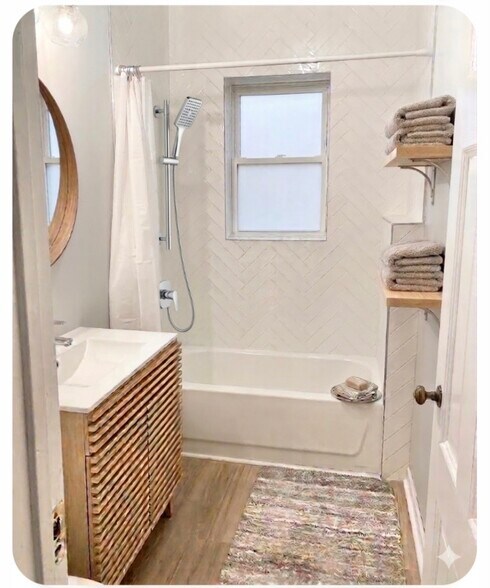 Building Photo - 1622 W Farwell Ave