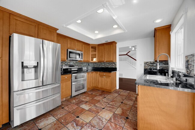 Building Photo - 3 Bed, 3 Bath townhome in Woodbridge Village