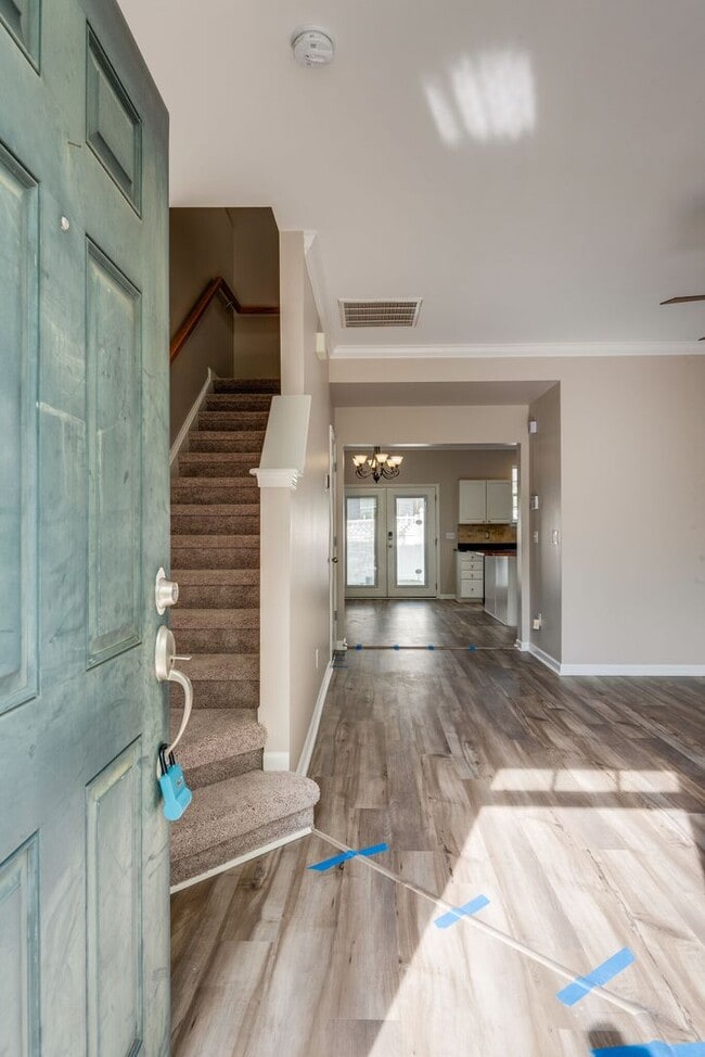 Building Photo - Beautiful Lenox Village Townhome!