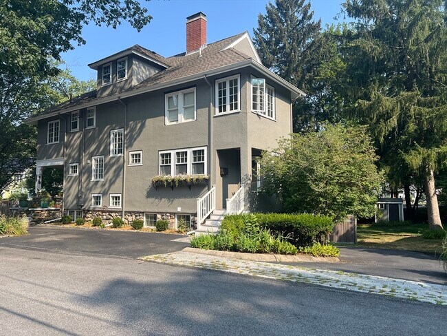 Building Photo - 211 Forest St