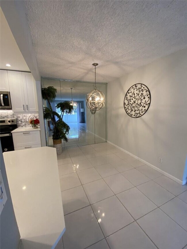 Building Photo - 21 Jacaranda Dr