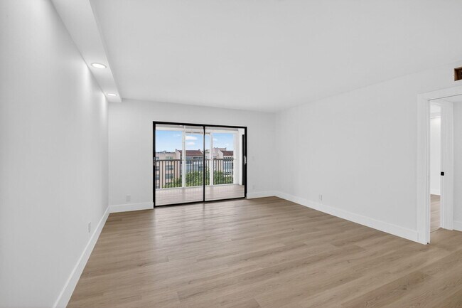 Building Photo - 14475 Strathmore Ln