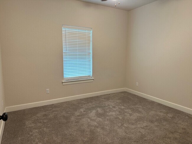 Building Photo - 113 Creekside Ln