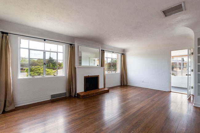 Building Photo - 601 Tulane Dr NE