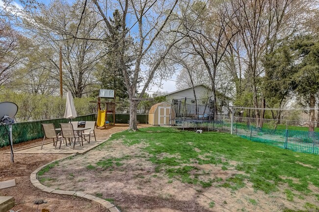Building Photo - Charming Bi-Level Home in Sunset Village -...