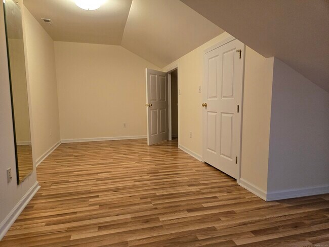 Building Photo - 511 Elm St