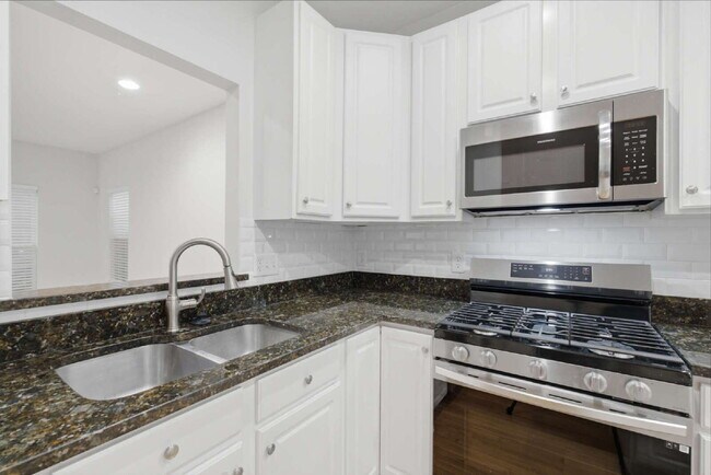 Building Photo - Elegant End-Unit Townhome with Exceptional Community Amenities