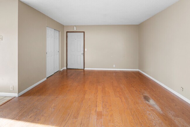 Building Photo - 715 ManApart