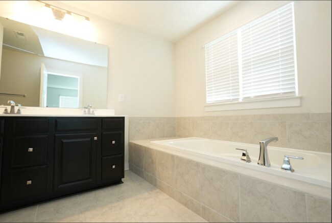 Building Photo - Wonderful 3BR 2BA Home w/ Upgraded Kitchen • Assigned Parking • Patio & Porch in Concord