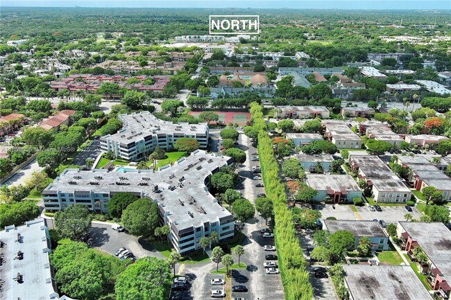 Building Photo - 10834 N Kendall Dr
