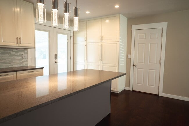 Building Photo - Gorgeous Family Home on Cul-de-Sac