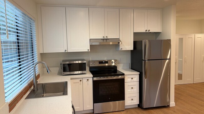 Building Photo - 1527 Calavo Rd
