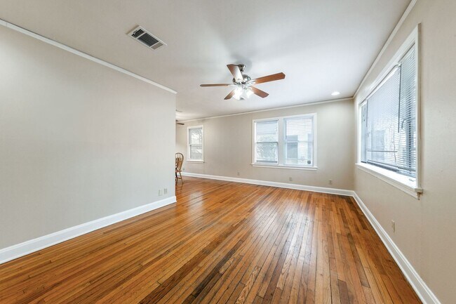 Building Photo - 909 E 38th St