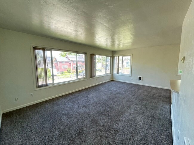 Building Photo - NO APPLICATION FEE AND FREE FIRST MONTHS RENT!! Cozy 2 Bed, 1 Bath Apartment Near Downtown Albany...