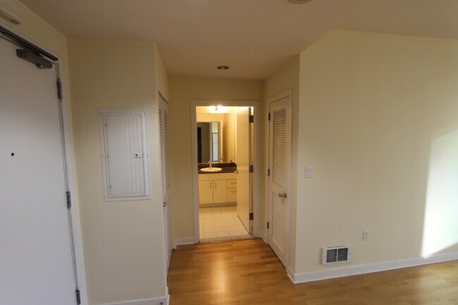 Building Photo - EPIC REA-AZARI PM - Nice Studio at The Beacon in South Beach w/Parking available