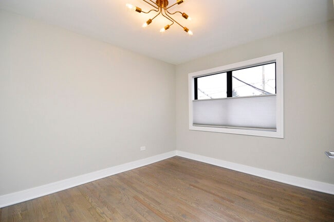 Building Photo - 5710 N Hermitage Ave