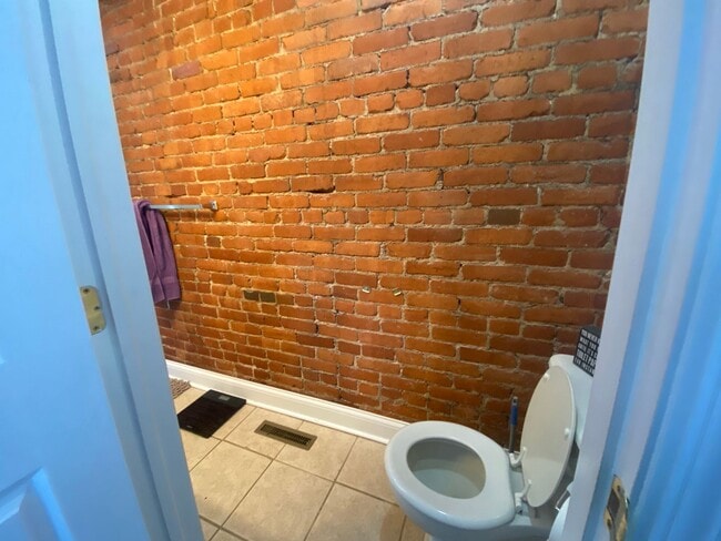 Building Photo - 2 BEDROOM IN THE SOUTHSIDE SLOPES- Available August 5!