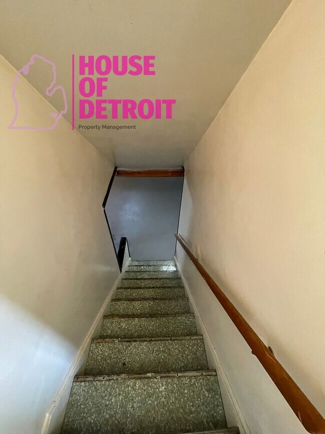Building Photo - 3 BEDROOM 1 BATH BUNGALOW FREE PRE-SCREEN