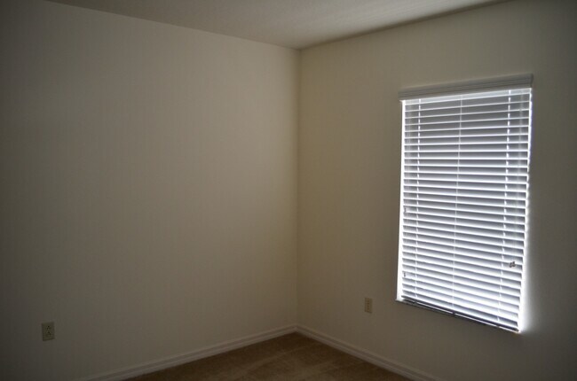 Building Photo - Spacious 3-Bedroom, 2.5-Bath Townhouse wit...