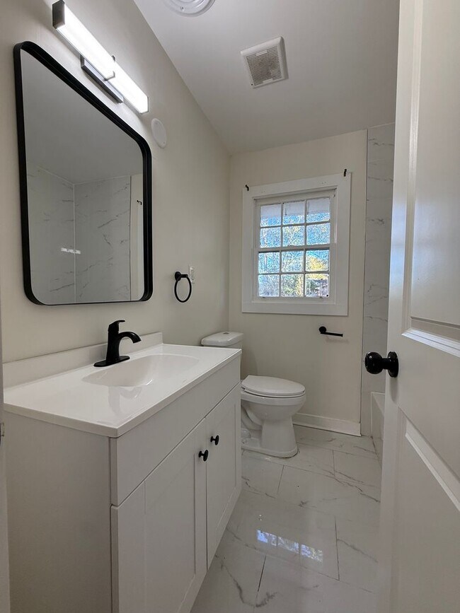 Building Photo - Now Leasing — 3 Bedroom Home in a Peaceful Area