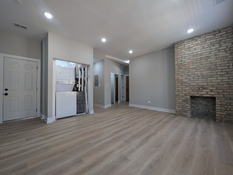 Building Photo - 440 W Belden Ave