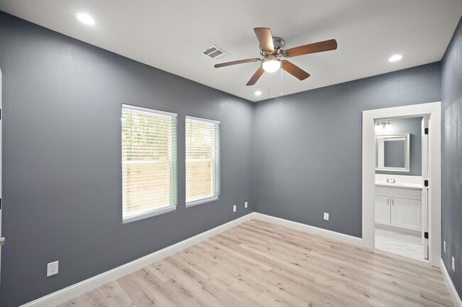 Building Photo - 2110 Oatfield Dr