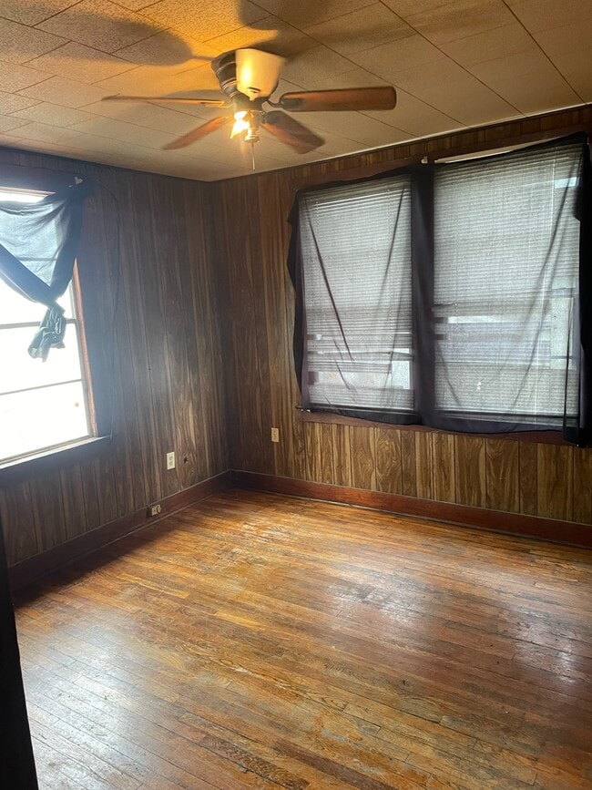 Building Photo - 2348 Iroquois St