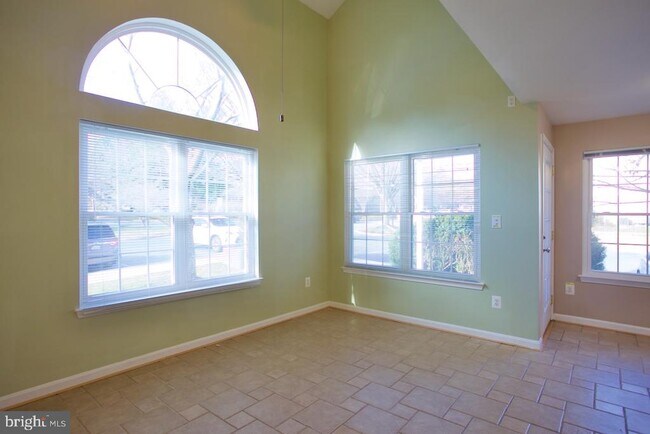 Building Photo - 913 Hillside Lake Terrace