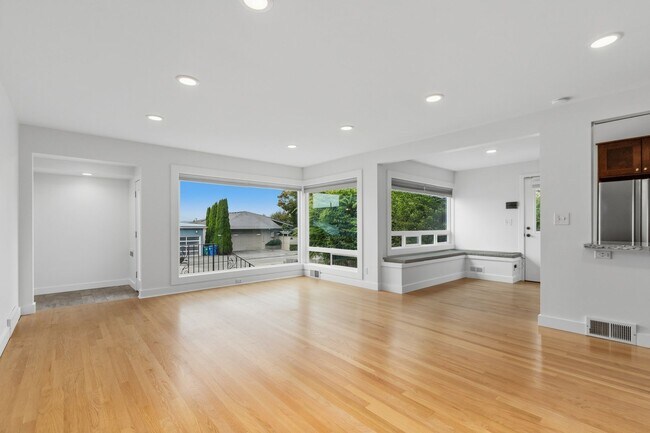 Building Photo - 5306 Beach Dr SW