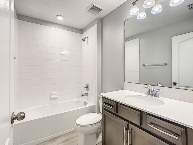 Building Photo - Stylish 3-Bedroom Townhome in Gated Sanfor...