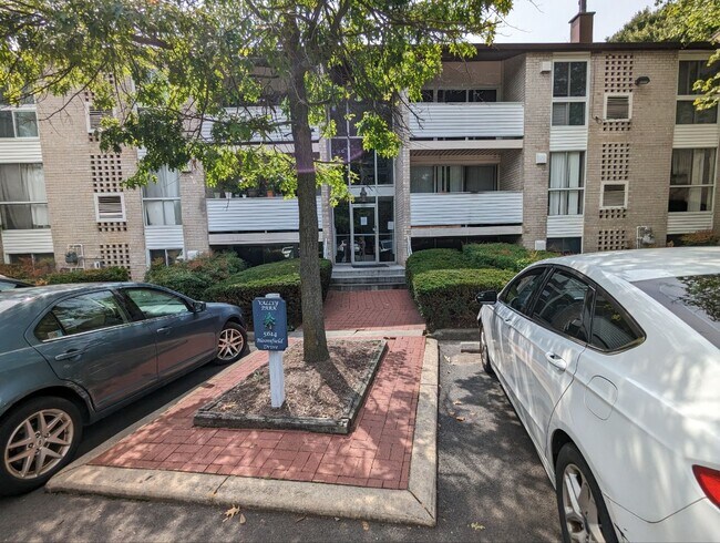 Building Photo - 5614 Bloomfield Dr