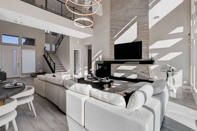 Building Photo - Mesa Ridge Luxury Oasis Feathertop