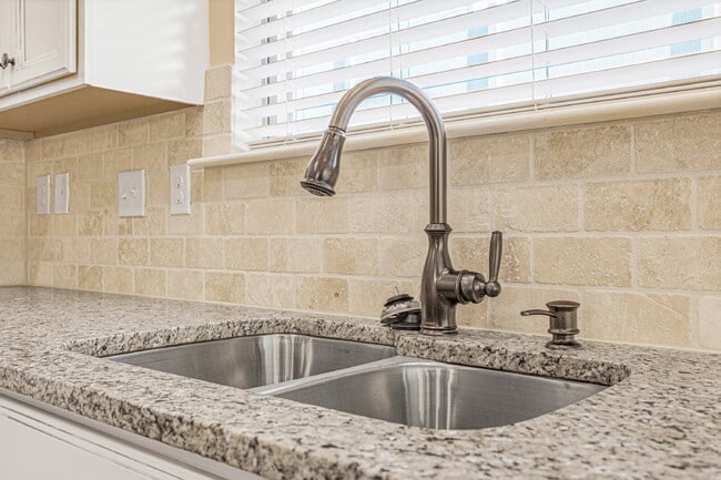 Building Photo - Your Next Home Awaits! 3BR Townhome with G...