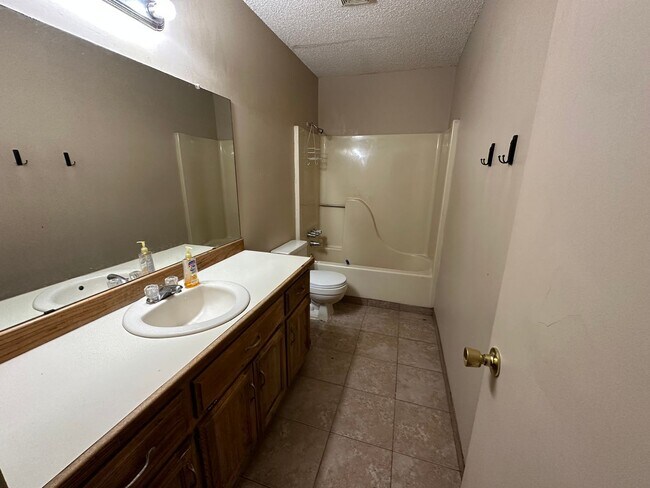 Building Photo - Come take a look at this 3-bedroom 1.5-bathroom home!
