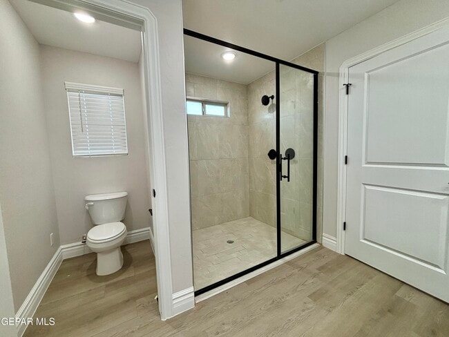 Building Photo - 2633 Dunoon Dr