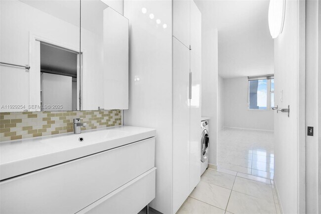 Building Photo - 2030 S Ocean Dr