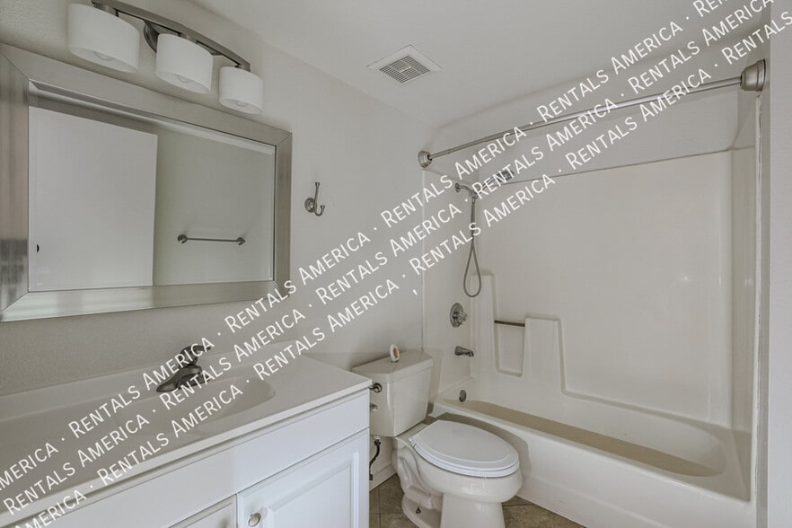 Building Photo - 1014 E Spence Ave