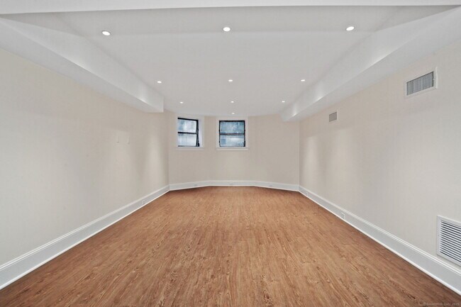 Building Photo - 11 Augustus Ln
