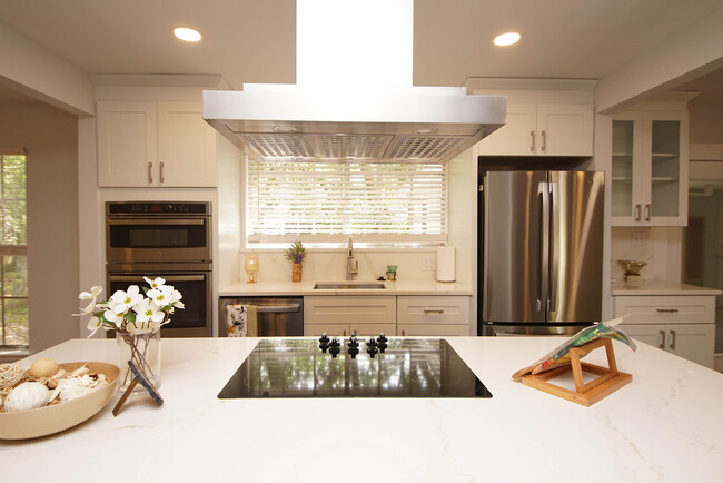 Building Photo - 596 L'Ombre Ct NE