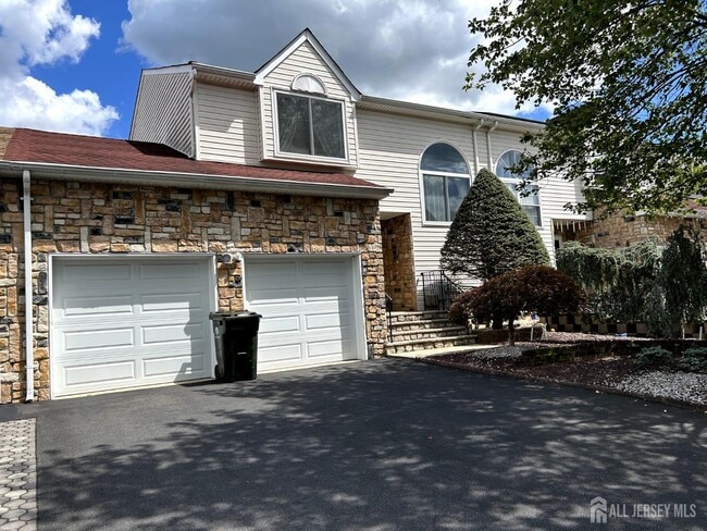 Primary Photo - 27 Kingfisher Ct