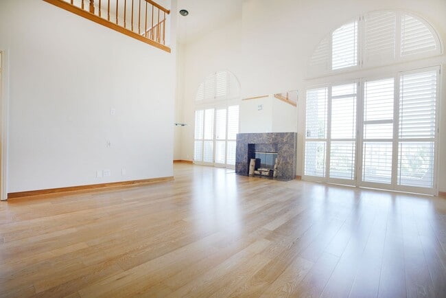 Building Photo - Sunlight Galore 2 Bed / 3Bath + Loft + Sundeck Condo in Westwood!