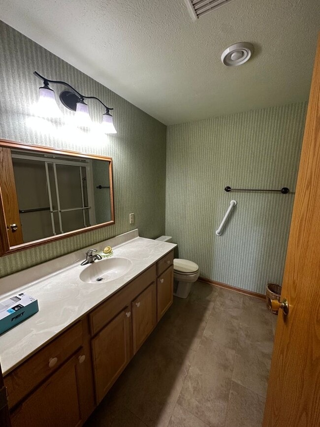 Building Photo - Charming 2-Bedroom, 2-Bathroom Home Overlo...