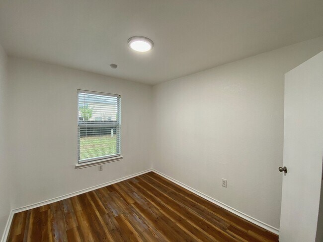 Building Photo - Washer/Dryer Included – Move-In Ready Home in Hills of Shaenfield!