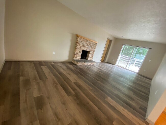 Building Photo - Upper unit-3 bed /2 bath triplex Cheney