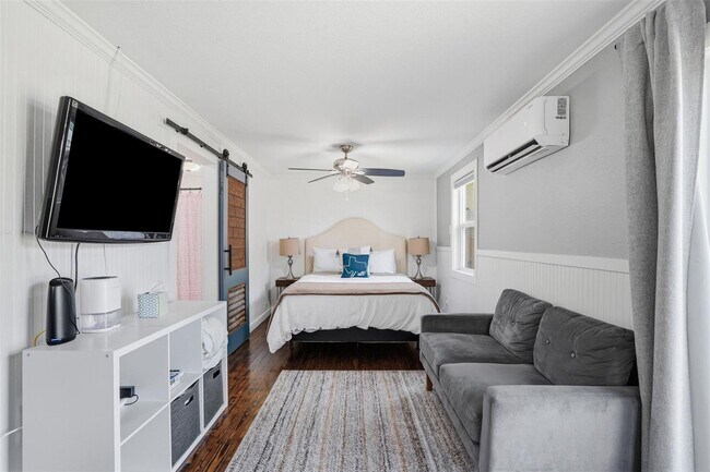 Building Photo - Charming Arlington Heights Living with Designer Style & Everyday Convenience