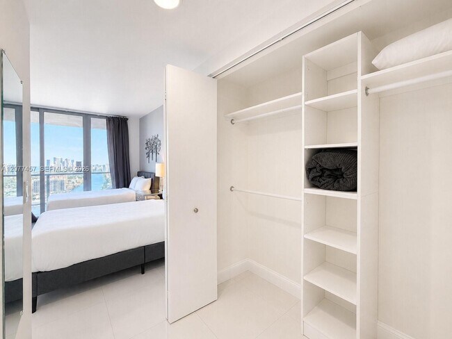 Building Photo - 2600 E Hallandale Beach Blvd