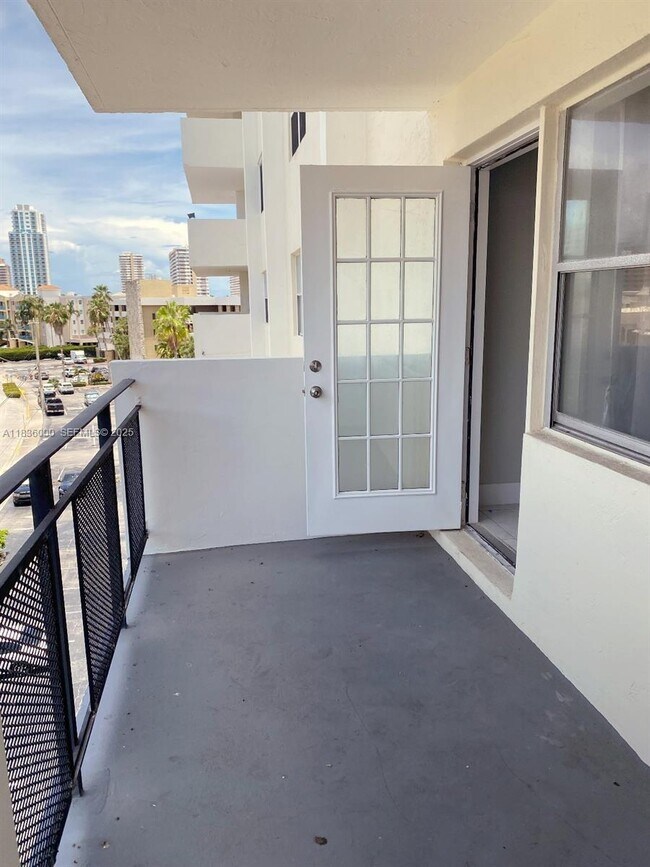 Building Photo - 401 Golden Isles Dr