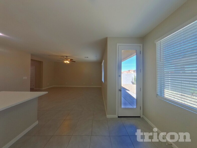 Building Photo - 1349 N Parkcrest