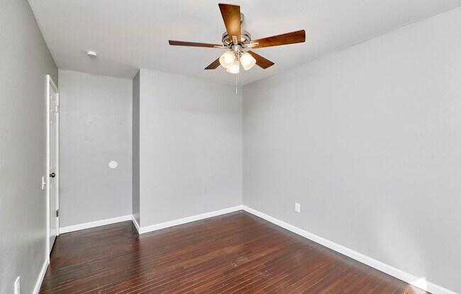 Building Photo - 2365 N Pointe Ln