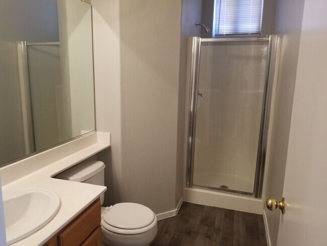 Building Photo - 4 Bedroom Single Family!!